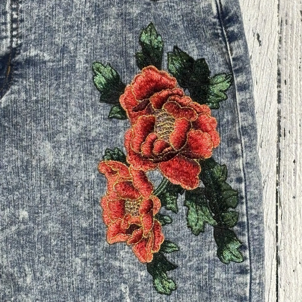 Zenobia Women's Denim skirt Acid Wash Y2K Inspired With Appliqué Rose Size 1X - Picture 2 of 13